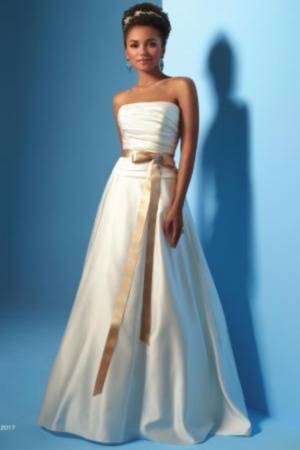 Rochie de mireasa disponibila in Magazinele Decosta Design.
