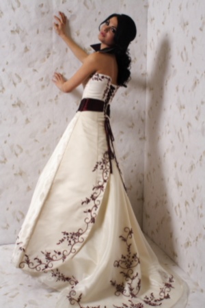 Rochie de mireasa disponibila in Magazinele Darfil.