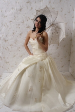 Rochie de mireasa disponibila in Magazinele Darfil.