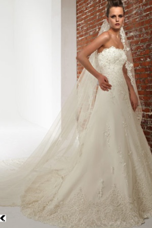 Rochie de mireasa disponibila in Magazinele Avangarde Brides.