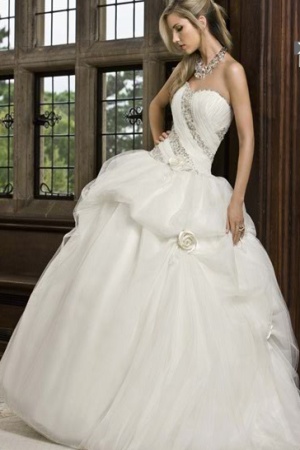 Rochie de mireasa disponibila in Magazinele Avangarde Brides.