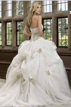 Rochie de mireasa disponibila in Magazinele Avangarde Brides.