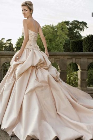 Rochie de mireasa disponibila in Magazinele Avangarde Brides.