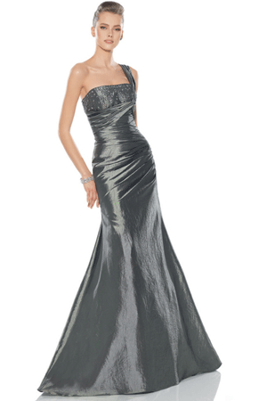 Rochie de ocazie disponibila in magazinele Bien Savvy.