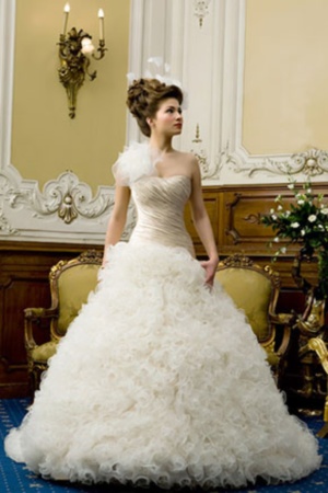 Rochie de mireasa disponibila in magazinele Calin Events.&nbsp;
