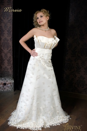 Rochie de mireasa disponibila in Magazinele Divine.&nbsp;