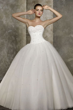 50 cele mai frumoase rochii de mirese stil printesa din colectiile 2010/2011 - Rochie de mireasa stil printesa disponibila in Magazinele Avangarde - Slide 39 din 50