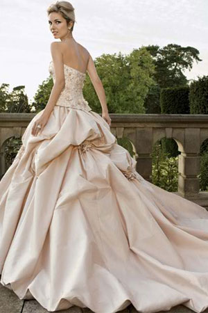 50 cele mai frumoase rochii de mirese stil printesa din colectiile 2010/2011 - Rochie de mireasa stil printesa disponibila in Magazinele Avangarde - Slide 4 din 50