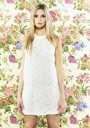 Sarah Burton a pus in scena rochii albe spectaculoase care au uimit