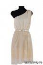 Rochie de nunta crem pe un umar