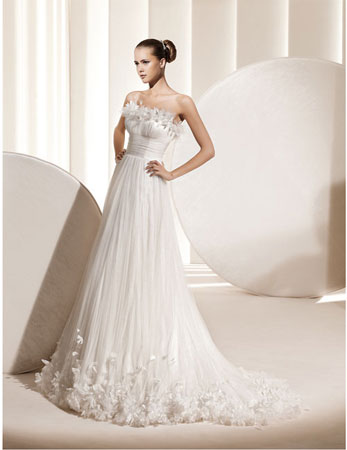 Rochii de mireasa: Colectii futuriste - Rochie de mireasa cu model ultramodern disponibila in magazinele - Slide 1 din 12