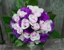 Acest buchet are la baza nuante de violet si roz, care inspira puritate,