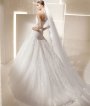 Rochie de mireasa cu umerii goi si trena. Rochia Selene face parte