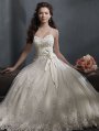 Rochie de mireasa din tull peste satin, cu trena. Rochia costa  5.063