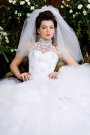 Voal din tulle englezesc dublu montat pe pieptane. Lungime 75 cm.