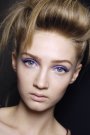 Pentru a realiza acest look, culoarea se aplica pe pleoapa mobila,