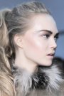 Genele superioare sunt colorate cu mascara maro. Sprancenele sunt