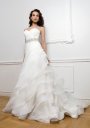 Rochie de mireasa cu multe falduri. Produsul este disponibil pe site-ul