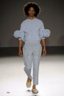 In fata unei sali pline de invitati A-list, o selectie de look-uri