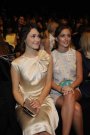 Emmy Rossum a ales o rochie de cocktail intr-o nuanta pastelata si