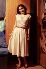 Despinarose arata foarte eleganta intr-o rochita cuminte accesorizata