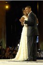 Rochia alba, cu un singur umar, purtata de Michelle Obama la balul