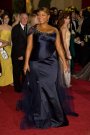 Pe Queen Latifah o avantajeaza croiala acestei rochii bleumarin de