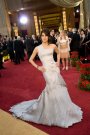 Frumoasa Marisa Tomei poarta o rochie Atelier Versace si bijuterii