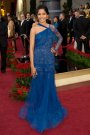Freida Pinto opteaza pentru o creatie albastru roial John Galliano