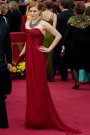 Amy Adams a ales o rochie rosie, cu linie curata si cuminte, de la