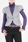 Un sacou cambrat cu maneca scurta va pune in evidenta o tinuta stylish