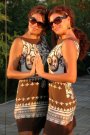 Elenastela poarta o rochie cu imprimeu floral, usor geometric iar