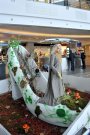 Pantofii expusi in Plaza Romania, de 2 metri inaltime si 3 metri