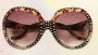 O pereche de ochelari de soare in stil retro, cu pietricele sclipitoare,