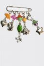 O brosa tip lucky charm este un accesoriu deosebit, pe care il poti