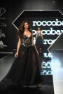 Monica Columbeanu prezentand o rochie din colectia Rocco Barocco