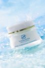 Crema hidratare esentiala
De culoare alba fina si cu o textura gingasa,