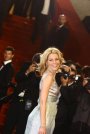 Elizabeth Banks purtand o rochie de seara cu fir metalizat, argintiu.