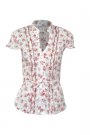 Volanele si florile delicate dau un aer romantic unei tinute simple