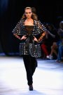 Foto: Pantaloni negri din catifea, bluza in dungi negre, pelerina