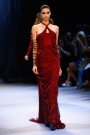 Foto: Rochie din satin cu aplicatii de perle rosii.
Photo by Julien