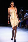 Foto: Rochie argintie ce evidentiaza forma corpului asociata cu accesorii