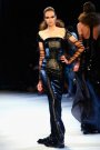 Foto: Rochie neagra cu nuante metalizate
Photo by Julien Hekimian/Getty