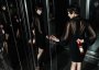 ELEVATOR, OCTOMBRIE
La miezul nopţii femeia Campari se transformă