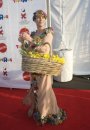 Jamie Lee Curtis s-a imbracat in Copila a Florilor, pentru a imparti