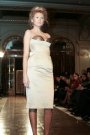 Look-ul se bazeaza pe o gama rezervata de tonuri: de la off-white