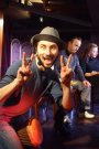 Exista momente de bufonerie, altele sunt parodii la adresa unor refrene