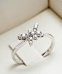 Inel Haxburry Diamonds disponibil pe CharityGift.ro
Fiecare obiect