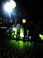 In clubul luminat cu globuri care sclipoceau in culori schimbatoare,