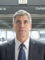 Clooney este Ryan Bingham, un angajat de prim rang la una dintre
